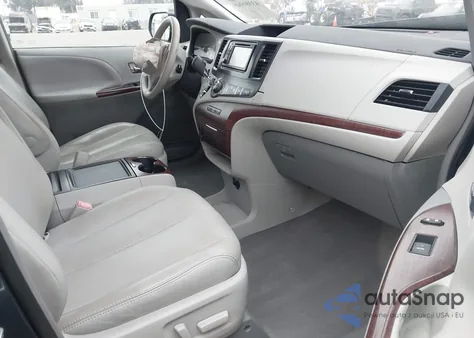 2013 Toyota Sienna Xle V6 8 Passenger z USA, uszkodzony, nr VIN 5TDYK3DC8DS364236